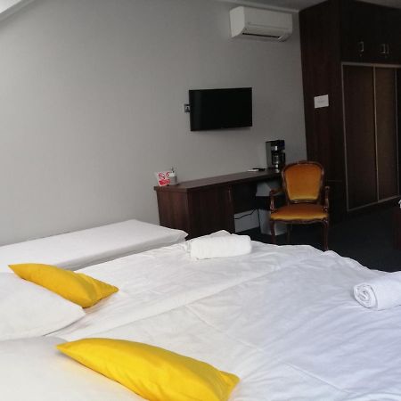 Pokoje Goscinne Z Lazienkami Niepolomice Bagian luar foto